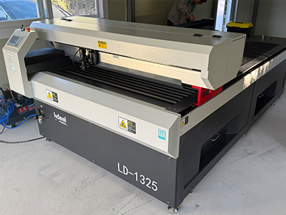 볼스크류 1300x2500mm CO2 레이저 커팅기 LD-1325 목재 절단 업체 납품